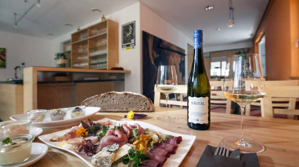 Wein und Speisen im Weingut Bäuerl, perfekte Kombination für Weinliebhaber.